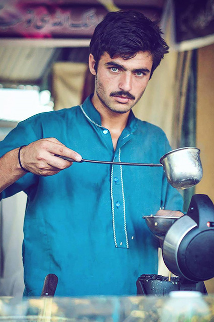 18-річний блакитноокий продавець чаю з Пакистану став зіркою соцмереж - фото 1