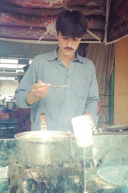 18-річний блакитноокий продавець чаю з Пакистану став зіркою соцмереж - фото 3