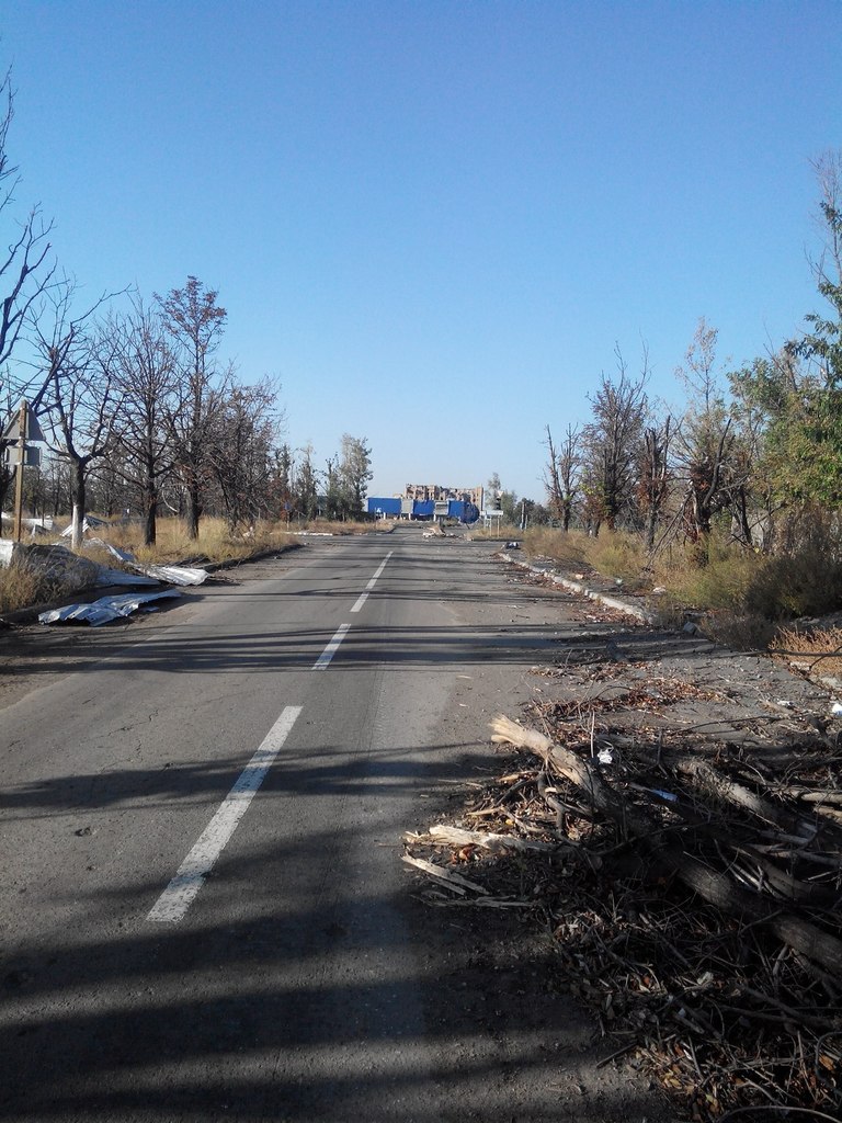 Околиці окупованого Донецька ріжуть на метал та знімають тротуарну плитку (ФОТО) - фото 3