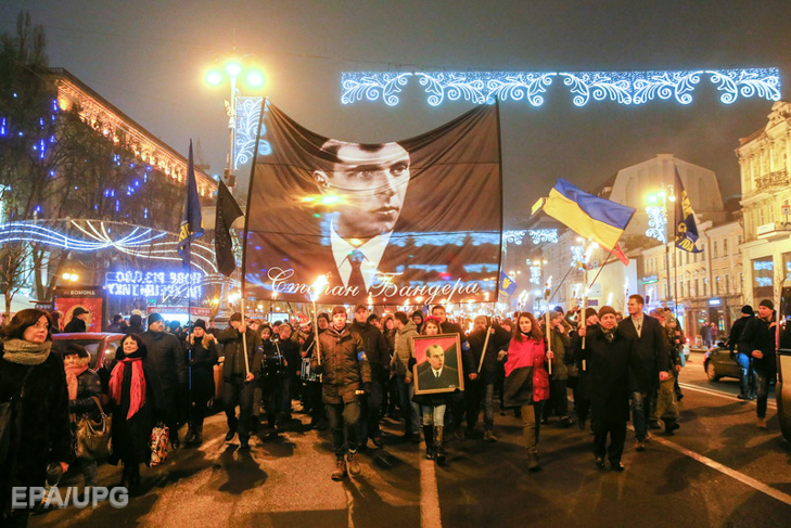 Як у центрі Києва зі смолоскипами відзначали день народження Степана Бандери - фото 3