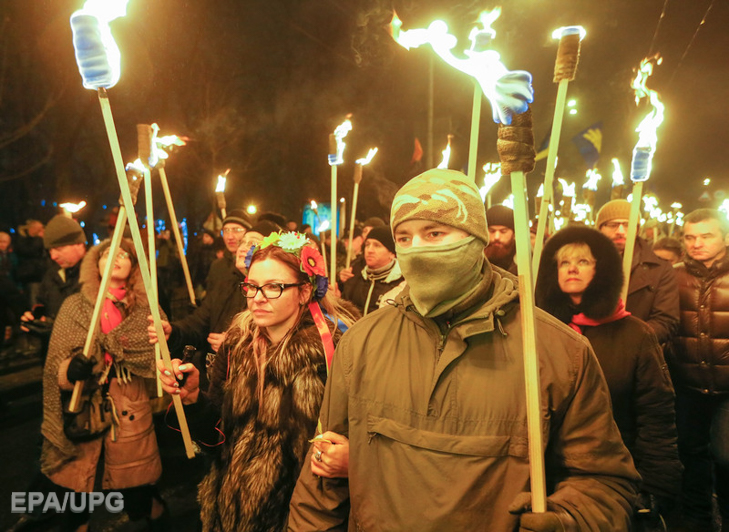 Як у центрі Києва зі смолоскипами відзначали день народження Степана Бандери - фото 7