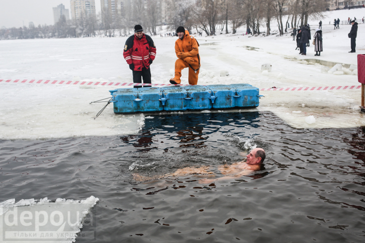 Як відзначають Водохреща у Києві - фото 8
