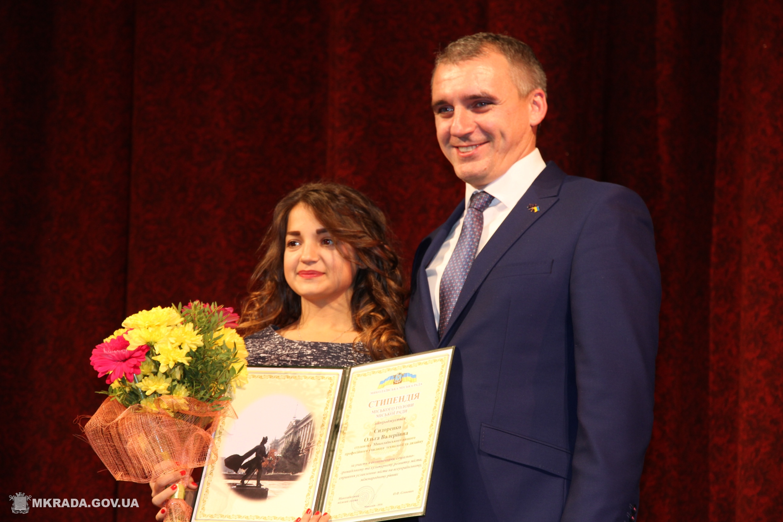 Мер Миколаєва вручив стипендії талановитим студентам міста