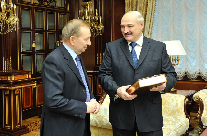 Лукашенко підсунув Кучмі півня у Мінську - фото 2