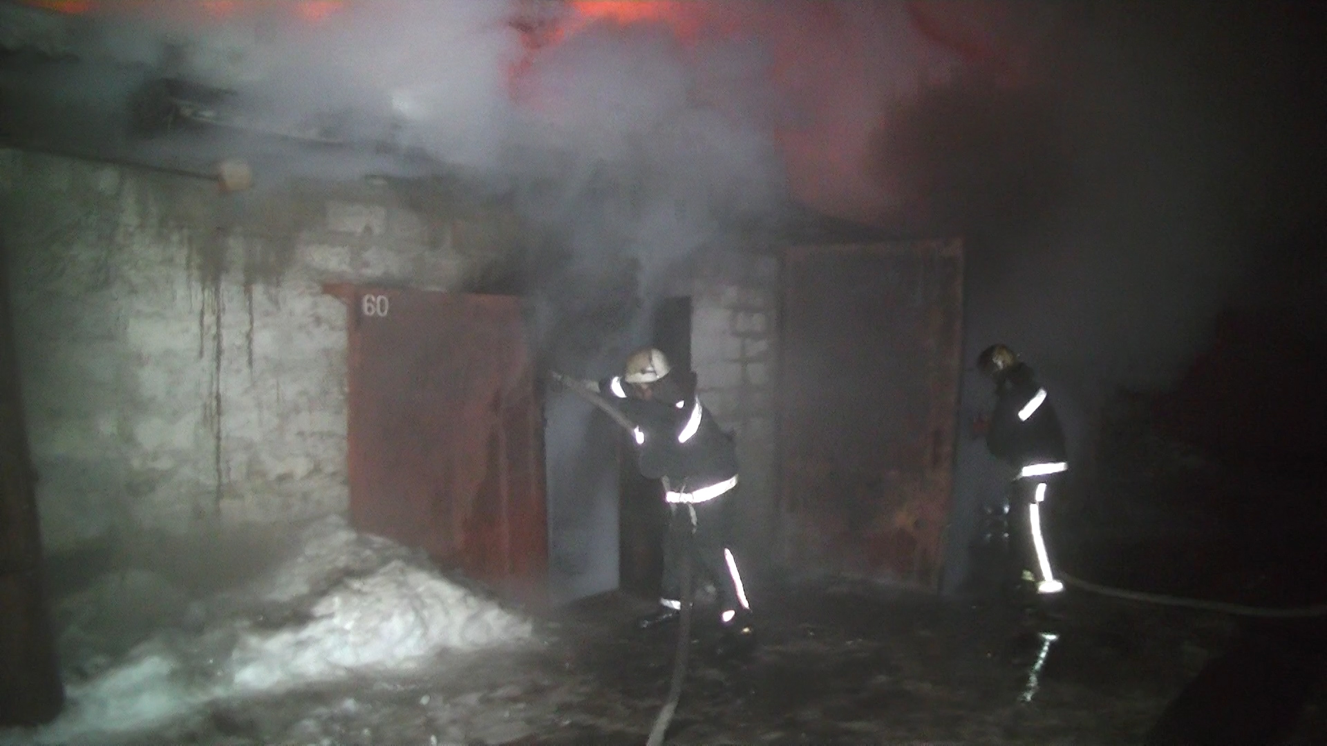 Пожежа у Харкові: вогонь знищив елітні авто (ФОТО)  - фото 4
