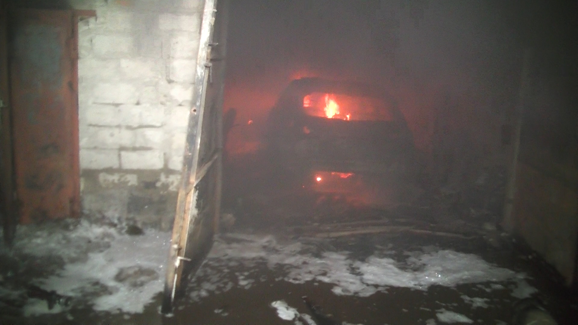 Пожежа у Харкові: вогонь знищив елітні авто (ФОТО)  - фото 2