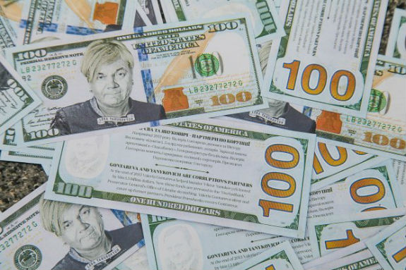 Посольство США закидали "доларами" із зображеннями Гонтаревої та Януковича  - фото 1