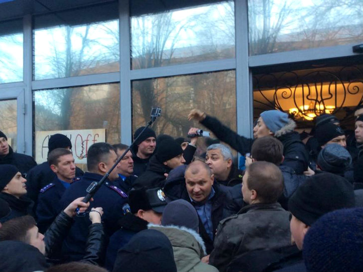 У Черкасах відбувається акція протесту проти нового керівника поліції області (фото, відео) - фото 2