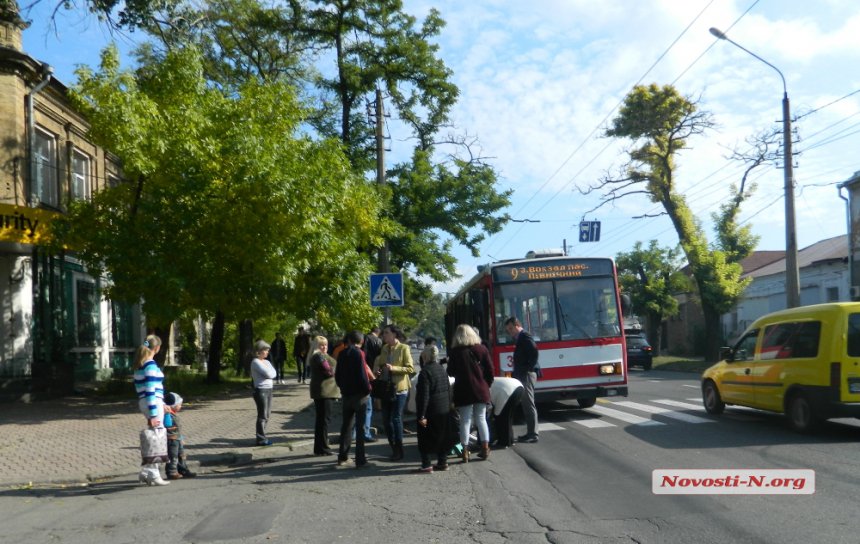 У Миколаєві бабуся-роззява потягла 6-річну онуку прямо під колеса тролейбусу - фото 4