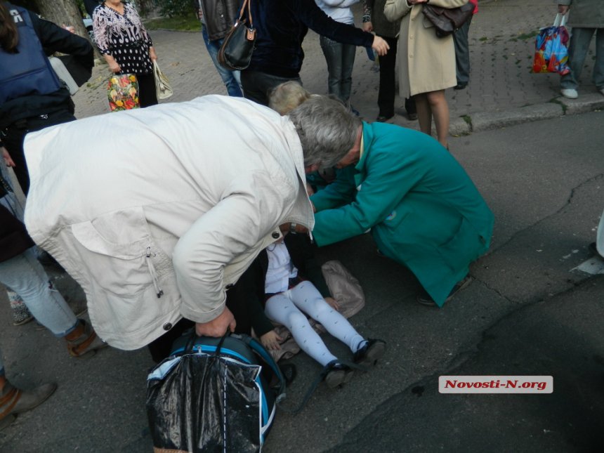 У Миколаєві бабуся-роззява потягла 6-річну онуку прямо під колеса тролейбусу - фото 2