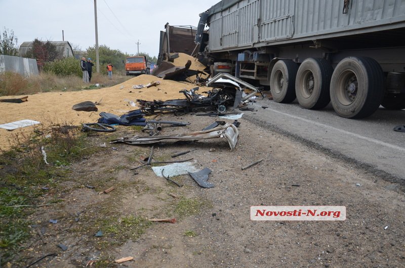 Під Миколаєвом зіткнулися дві вантажівки: є жертви