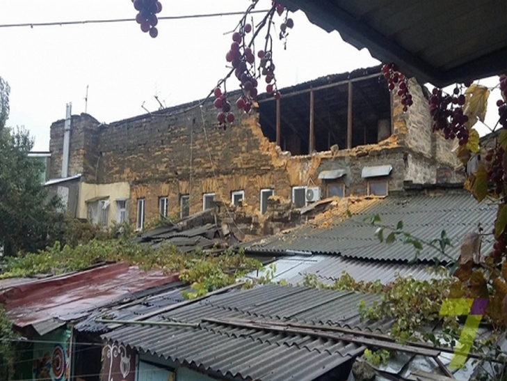 В Одесі обвалилася стіна житлового будинку. Є загиблі (ФОТО) - фото 1