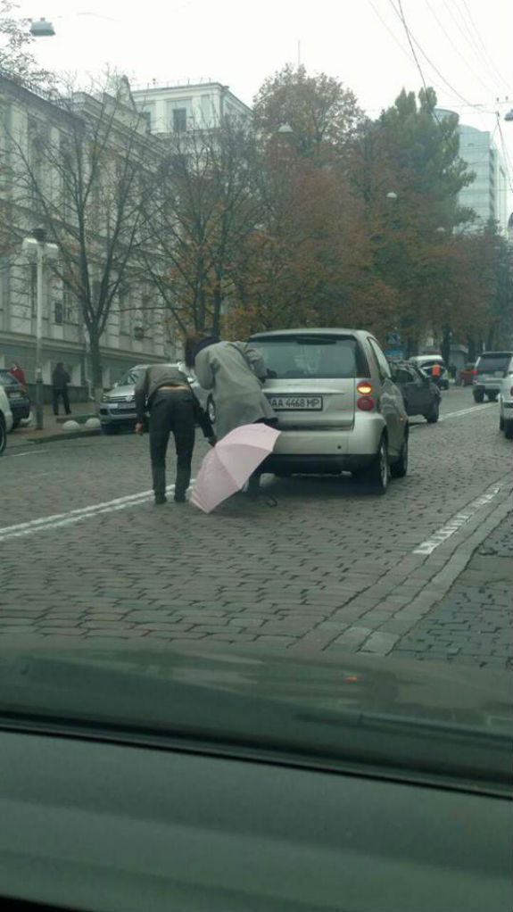 Столичний водій замінив знак аварійної зупинки на парасольку  - фото 1