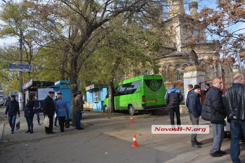 У центрі Миколаєва маршрутка врізалася в кіоск: є постраждалі