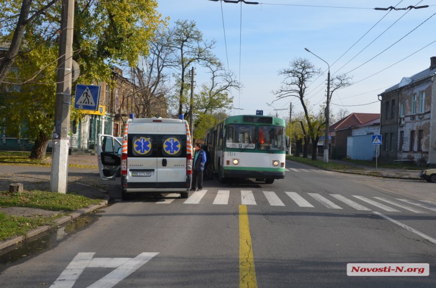 У Миколаєві мікроавтобус влетів у тролейбус: є постраждалі