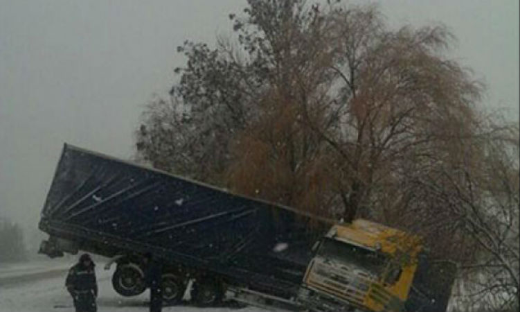 На Вінничині через негоду перекинулись 4 грузовики - фото 1