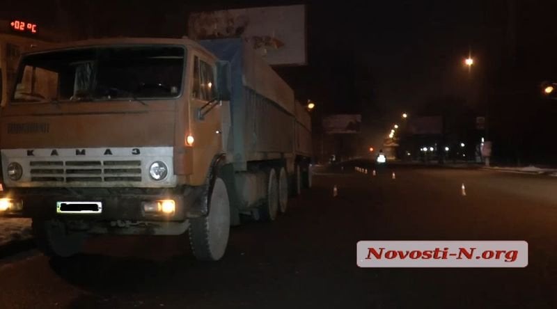 У Миколаєві вантажівка переїхала чоловіка, якого збив інший автомобіль