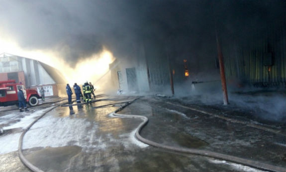 На Київщині палає ангар: Пожежа охопила 1 500 кв. м  - фото 2