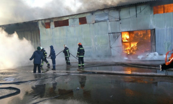 На Київщині палає ангар: Пожежа охопила 1 500 кв. м  - фото 3