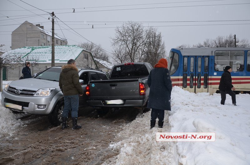 У Миколаєві водій травмував руки витягуючи автомобіль з допомогою трамвая