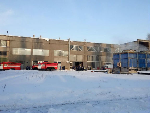 На заводі у Києві стався вибух і пожежа: Є постраждалі - фото 1