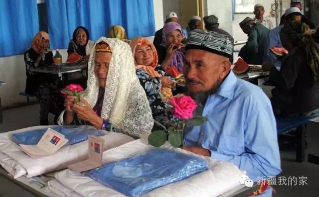 У Китаї 114-річна мешканка повіту Бачу вийшла заміж за 71-річного чоловіка - фото 1