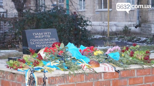 У столиці Західного Донбасу вшанували жертв Голодомору хрестом з лампадок   - фото 1