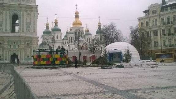 У центрі Києва демонтували новорічну ялинку - фото 1