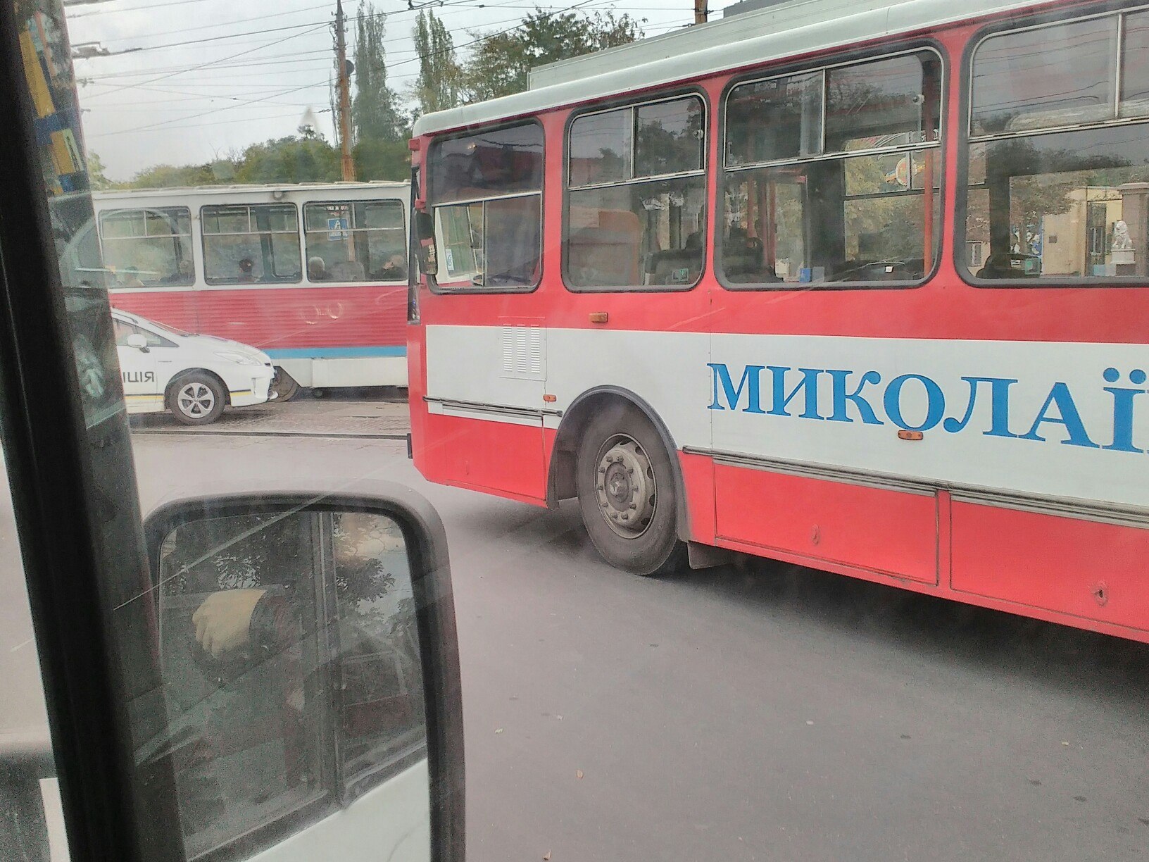 У Миколаєві біля зоопарку зіштовхнулись трамвай та Lanos: утворився затор - фото 3