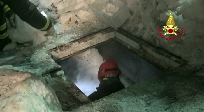 Під лавиною в італійському готелі знайшли тіла 23 жертв - фото 2