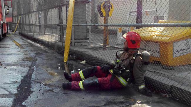 У Тегерані палаюча висотка прибила 30 пожежників (ФОТО, ВІДЕО) - фото 3