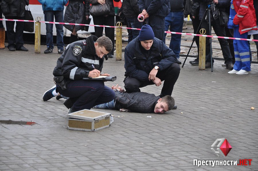 У Миколаєві двоє підозрюваних в розбої висмикнули чеку з бойової гранати біля ринку 