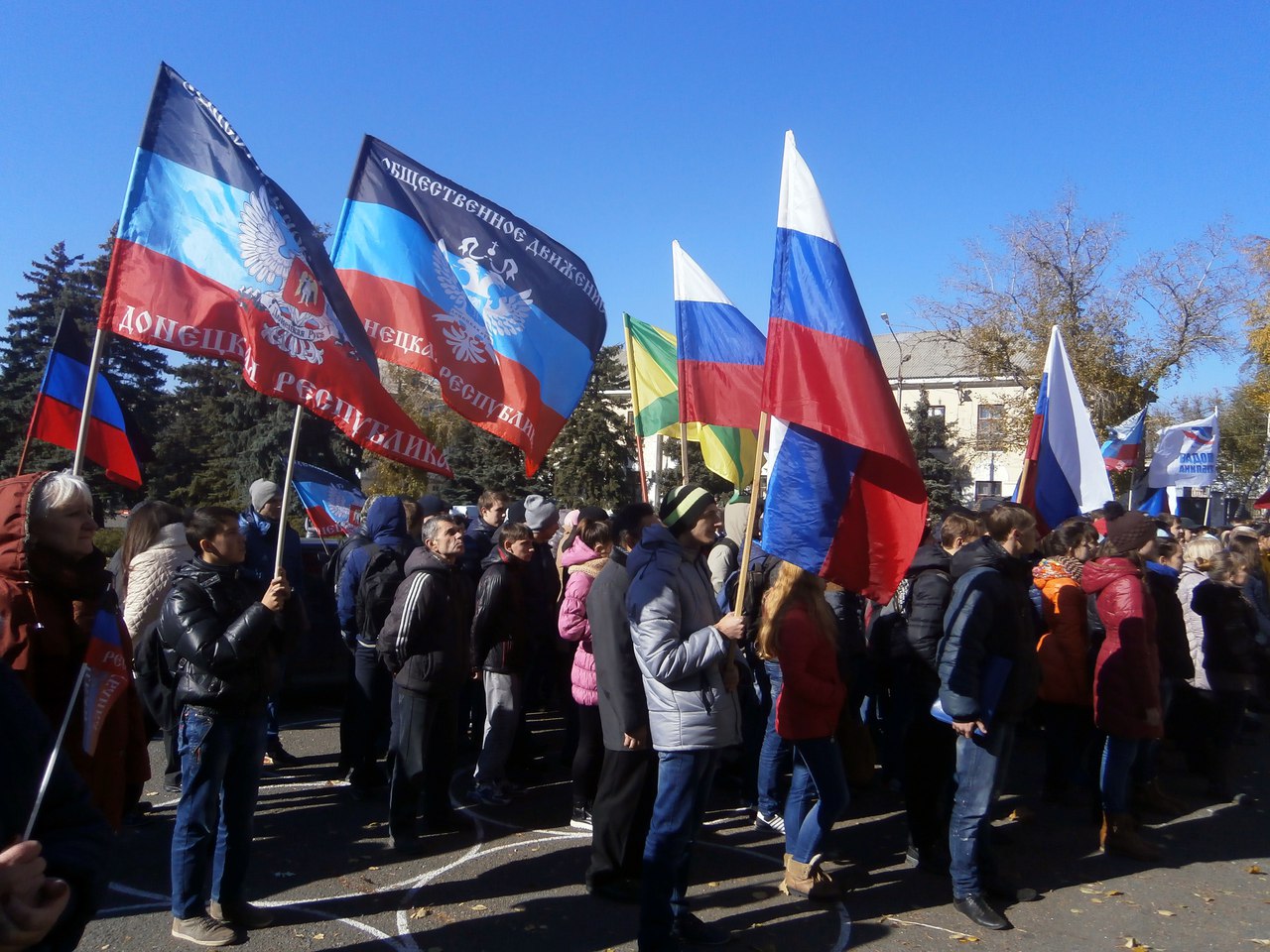 Як на окупованій Донеччині виганяють дітей "святкувати" день прапора "ДНР" (ФОТО) - фото 4