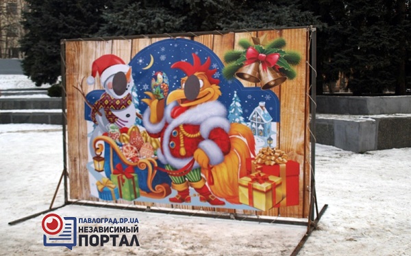 Мешканцям Павлограду на новорічні свята пропонують образ півня чи сніговички - фото 2
