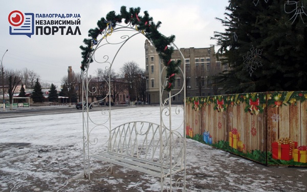 Мешканцям Павлограду на новорічні свята пропонують образ півня чи сніговички - фото 1