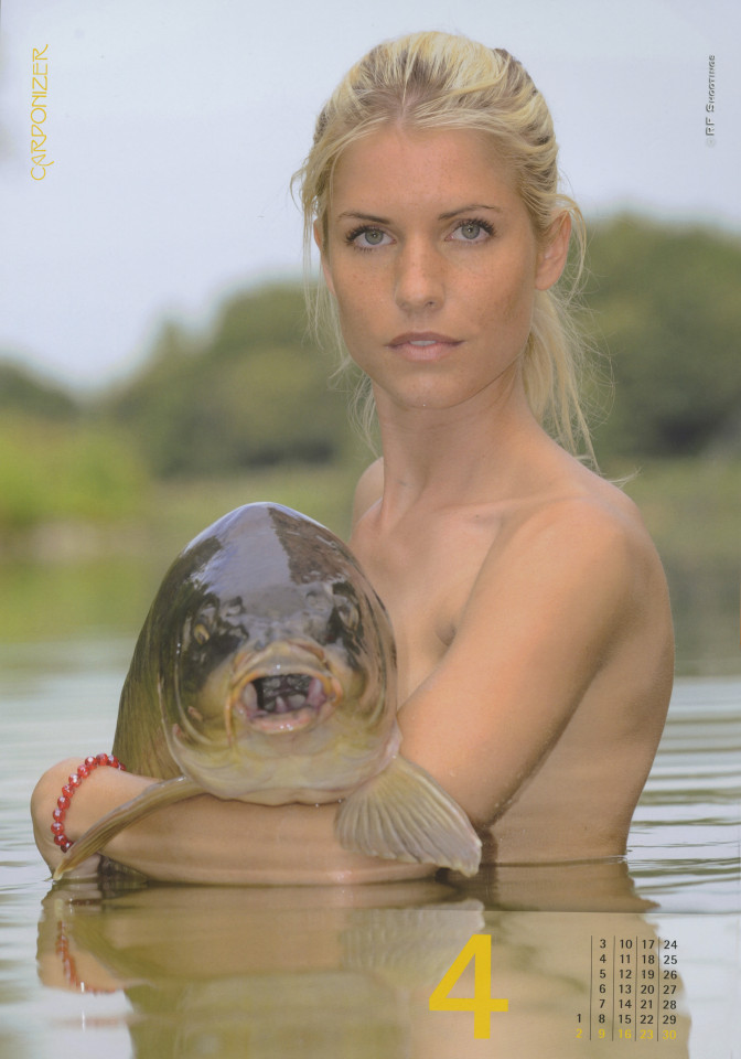 У Німеччині оголені моделі обіймалися із рибами для календаря - фото 2