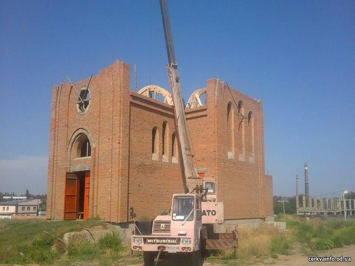 На Одещині молодики з битами хотіли зірвати будівництво храму УПЦ КП (ФОТО) - фото 1