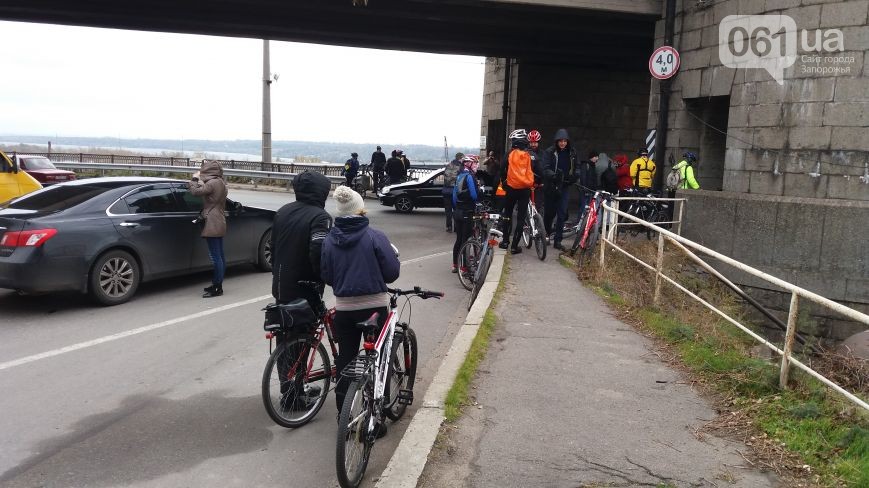 Велоактивісти заблокували рух на головному запорізькому мосту - фото 5
