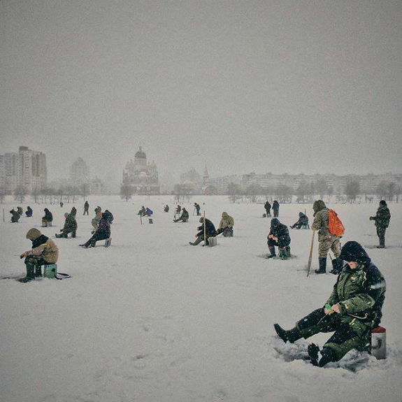 Як київські рибалки на лід Дніпра вийшли - фото 1