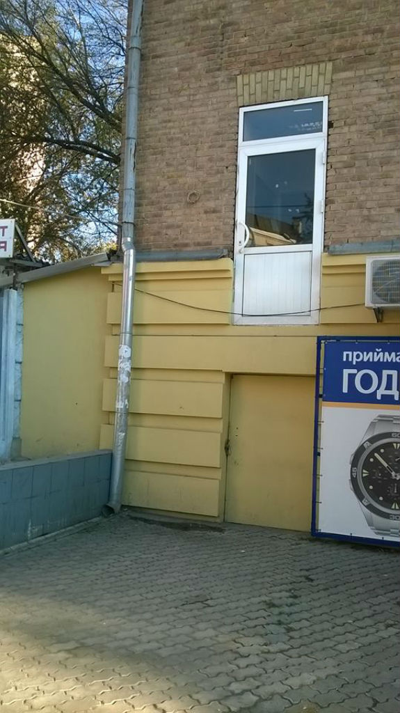 В одному з київських будинків з’явились двері у прірву  - фото 1