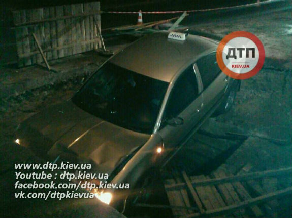 У Києві масштабна ДТП: Водій не побачив величезної ями на дорозі - фото 2