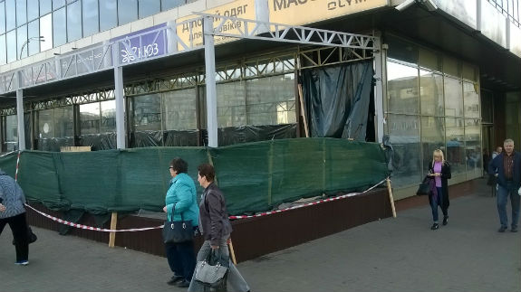 Торгаші продовжують зводити величезний МАФ під легендарним універмагом у Києві  - фото 5