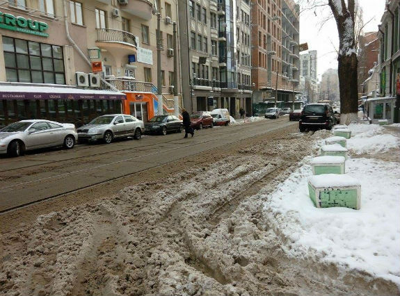 Пасажири столичних трамваїв вимушені "топитися" у снігу на зупинках - фото 2
