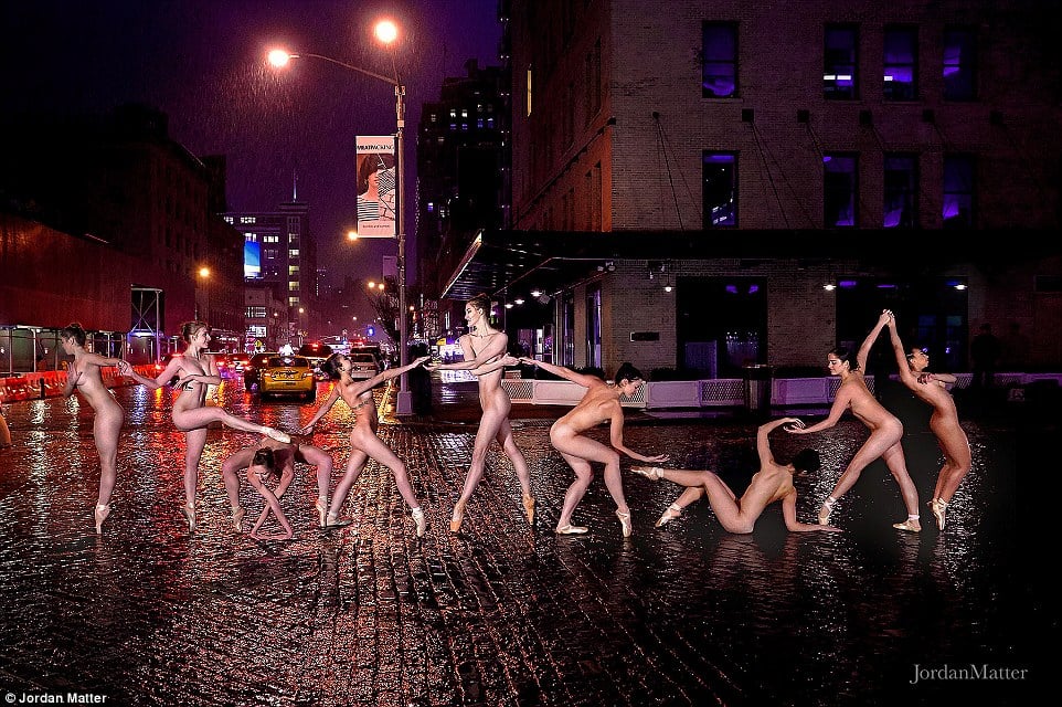 Сотні балерин повністю роздяглися на вулицях міст заради фотосесії (ФОТО 18+) - фото 9