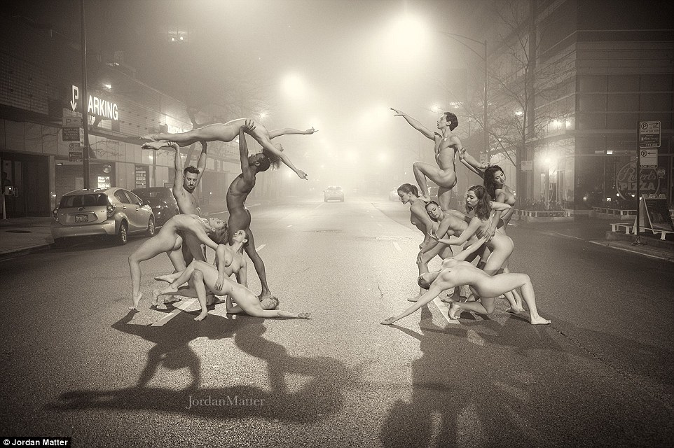 Сотні балерин повністю роздяглися на вулицях міст заради фотосесії (ФОТО 18+) - фото 8
