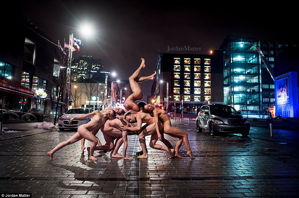 Сотні балерин повністю роздяглися на вулицях міст заради фотосесії (ФОТО 18+) - фото 3
