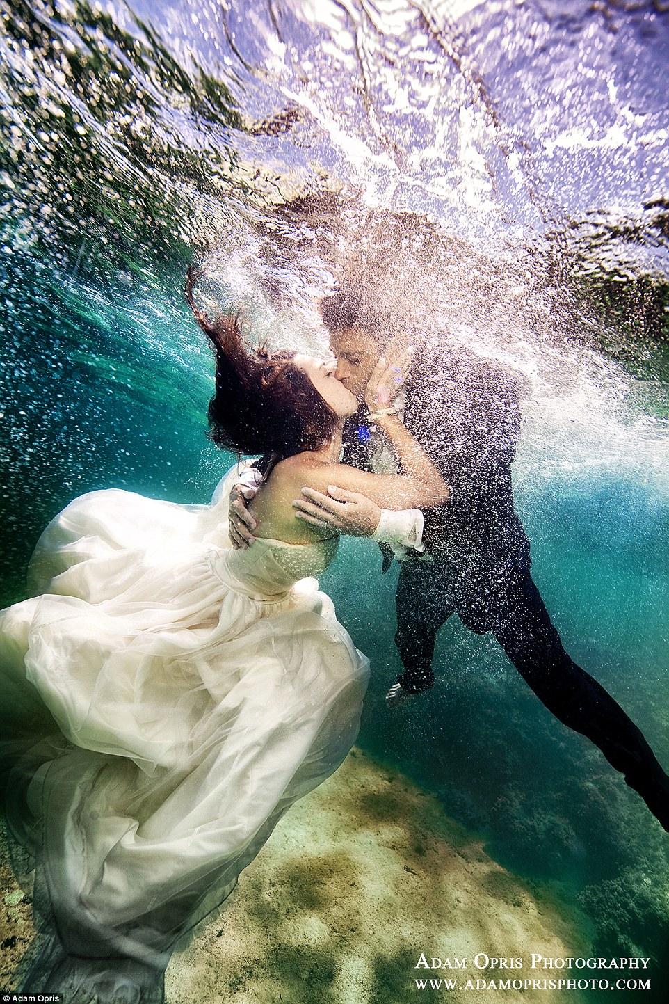 Неймовірні весільні фото під водою, через які хочеться затамувати подих - фото 2