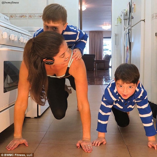 Як 40-річна фітнес-гуру робить вправи і трюки прямо на кухні - фото 3