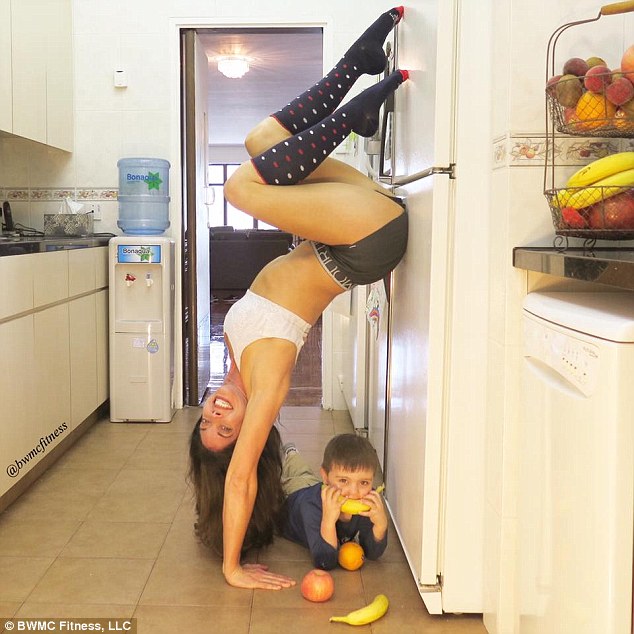 Як 40-річна фітнес-гуру робить вправи і трюки прямо на кухні - фото 2
