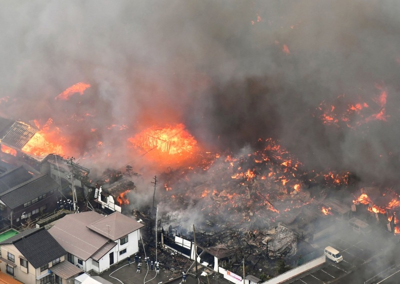 У японському місті Ітоїґава палає 140 будівель (ФОТО, ВІДЕО) - фото 4
